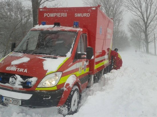 O ambulanță care transporta o gravidă, implicată într-un accident