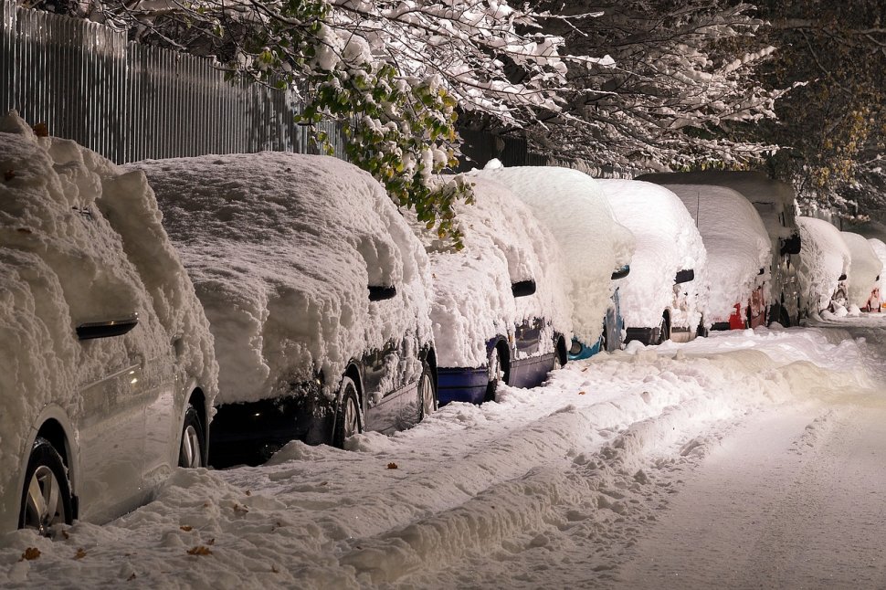 Meteorologii anunţă trei zile de iarnă crâncenă, cu viscol şi ger cumplit. Toată țara, sub avertizare