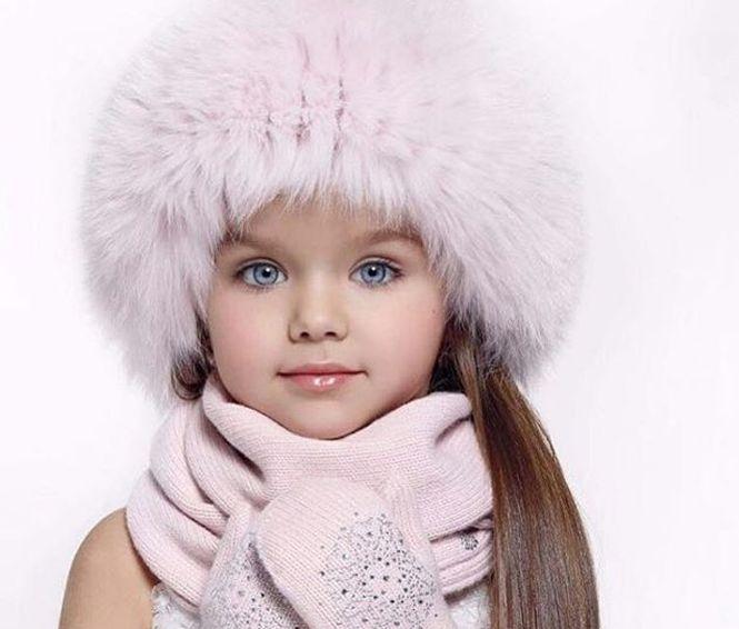 O fetiță de numai cinci ani a luat cu asalt internetul. Micuța are o frumusețe răpitoare. Galerie foto în articol 427378