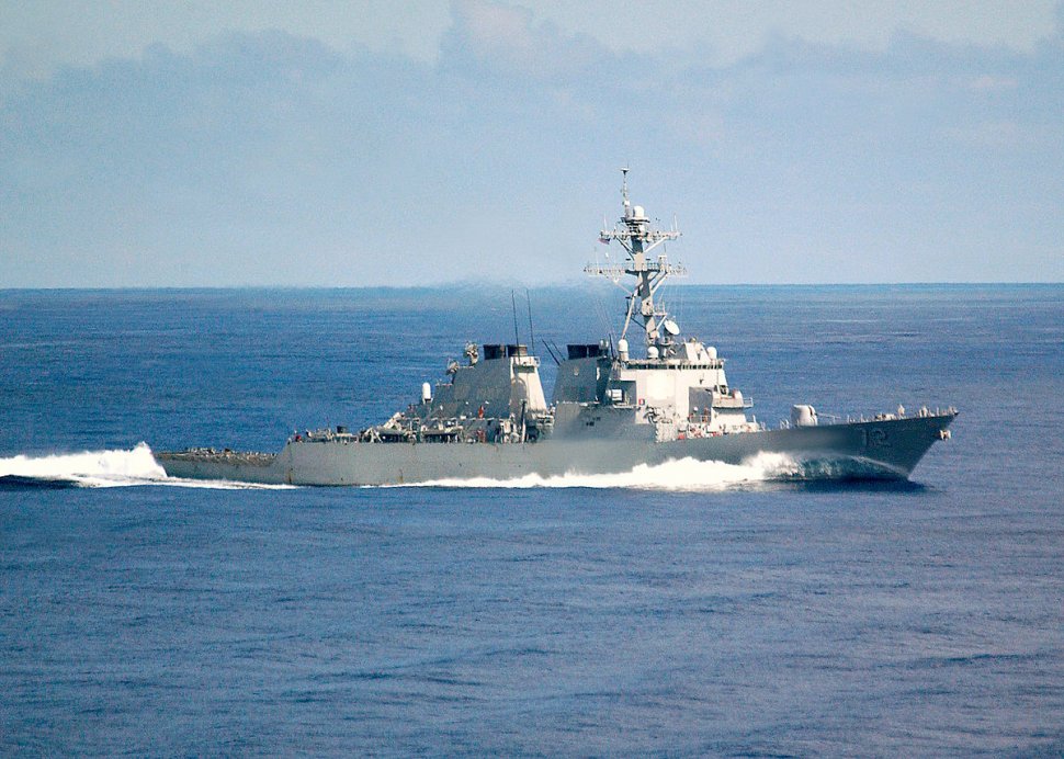 Un distrugător american a lansat focuri de avertisment în direcţia unor vase iraniene