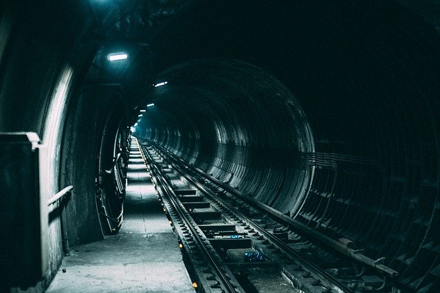 Metroul secret de sub linia pe care circulă toată lumea. Motivul pentru care a fost construit de ruși 