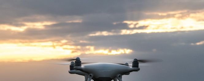 Pentagonul a testat cu succes un roi de peste 100 de drone