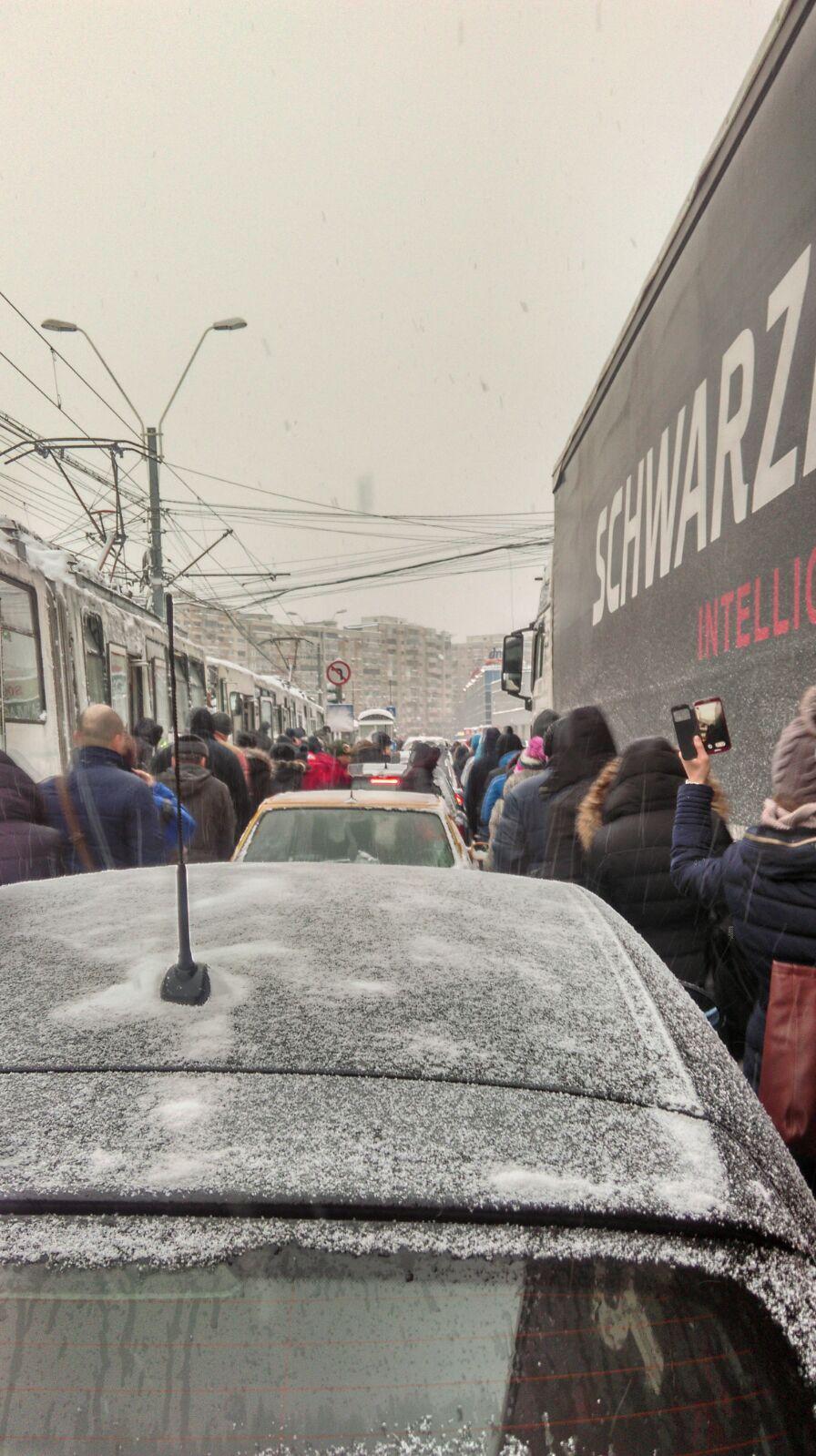 Circulația tramvaiului 41 complet blocată! Toți călătorii au ieșit pe șosele 427980