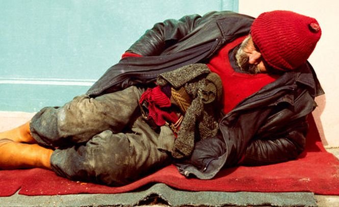 De ce refuză oamenii străzii să meargă în adăposturi pe timp de iarnă. Lista adăposturilor de noapte din București și din țară