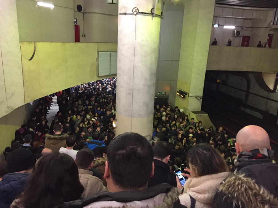 Haos la metrou in această dimineață! Ce au pățit toți călătorii 427976