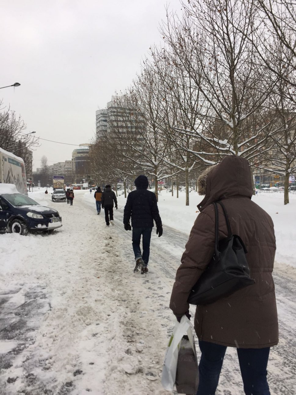 Ninsoarea a făcut ravagii în Capitală! Toți pietonii au fost nevoiți să meargă pe șosele - Trotuarele complet blocate de zăpadă