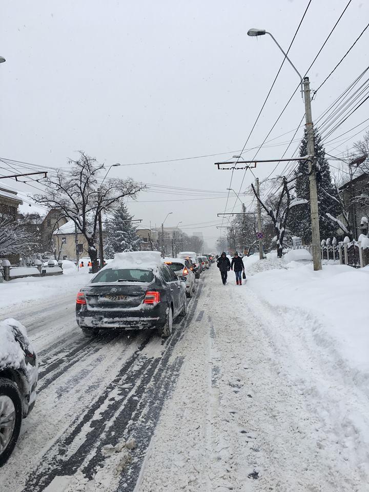 Ninsoarea a făcut ravagii în Capitală! Toți pietonii au fost nevoiți să meargă pe șosele - Trotuarele complet blocate de zăpadă 427984