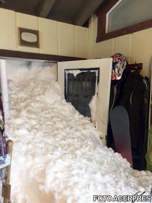 Casa unui american a fost îngropată în zăpadă în urma unei avalanșe. Imaginea surprinsă când a deschis ușă e incredibilă - FOTO în articol 428214