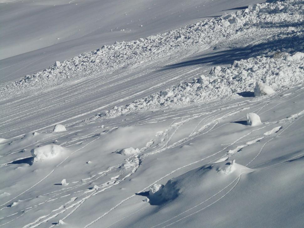 Casa unui american a fost îngropată în zăpadă în urma unei avalanșe. Imaginea surprinsă când a deschis ușă e incredibilă - FOTO în articol