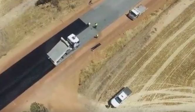 Cum se face asfaltarea drumurilor în Australia. În România cât ar fi durat? - VIDEO