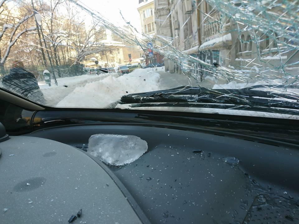 Ce a pățit un bucureștean ziua în amiaza mare! Mergea cu mașina și a fost la un pas de moarte din cauza unui țurțure 428458