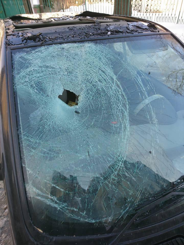 Ce a pățit un bucureștean ziua în amiaza mare! Mergea cu mașina și a fost la un pas de moarte din cauza unui țurțure 428460