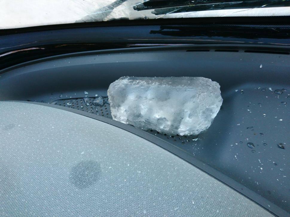 Ce a pățit un bucureștean ziua în amiaza mare! Mergea cu mașina și a fost la un pas de moarte din cauza unui țurțure 428462