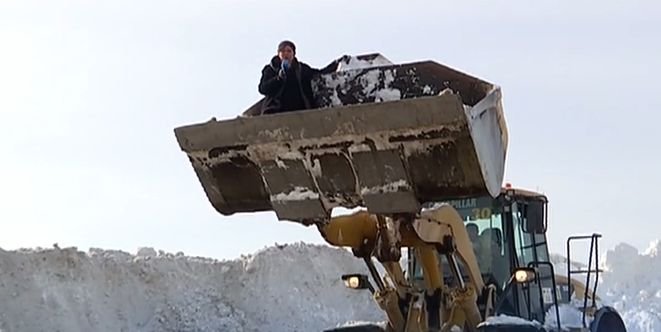 Moment inedit la Antena 3. Mirela Voicu s-a urcat într-un buldo-excavator, printre munții de zăpadă