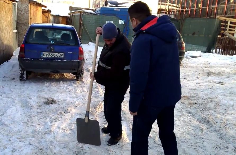 Un consilier din Neamț a împărțit lopeţi cerşetorilor din oraș. Ce a aflat după câteva ore