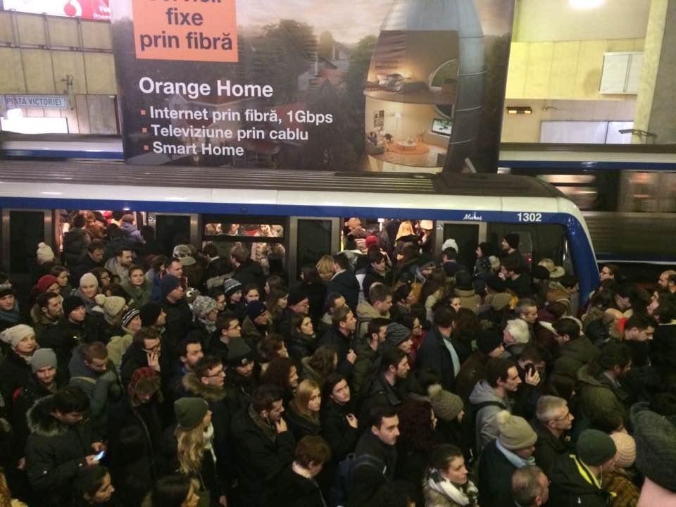 Imagini năucitoare surprinse luni seară la metrou - FOTO 428933