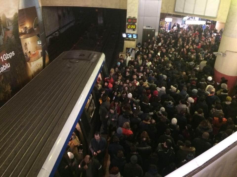 Imagini năucitoare surprinse luni seară la metrou - FOTO 428934