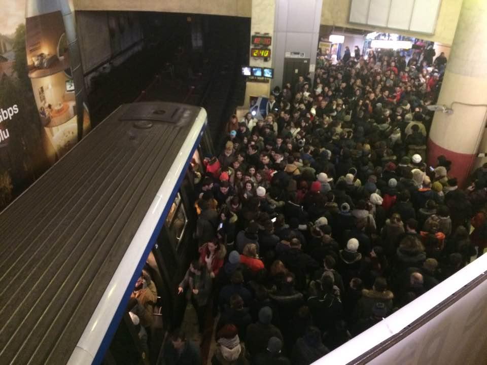 Imagini năucitoare surprinse luni seară la metrou - FOTO 428935