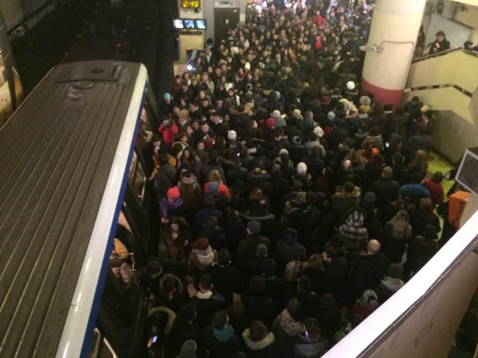 Imagini năucitoare surprinse luni seară la metrou - FOTO 428936