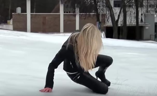 A încercat să meargă pe tocuri de 15 cm pe gheață. Ce a pățit blonda asta e de tot râsul  429116