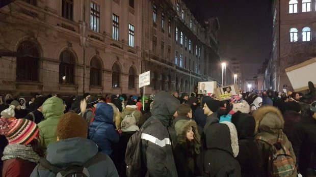 Protest față de Legea grațierii la Sibiu: 100 de oameni în stradă, printre care membri PNL și USR