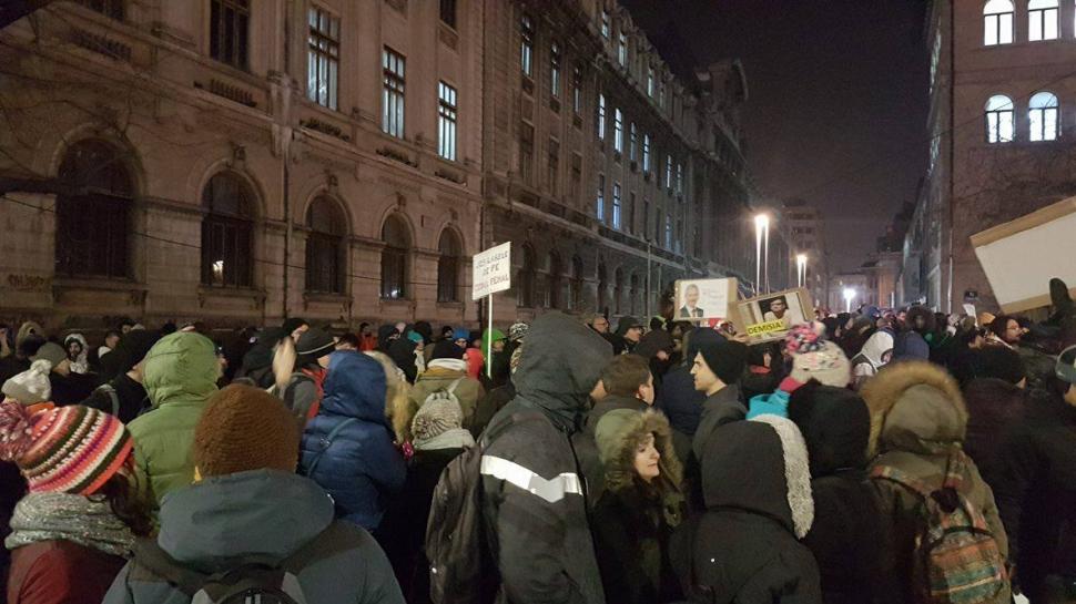 Proteste în Capitală și în țară împotriva legii graţierii. Câteva mii de oameni au ieșit în stradă 429380