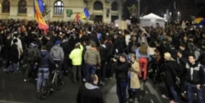 Un clujean s-a certat cu protestatarii din Piața Unirii: Grațierea e bună! 
