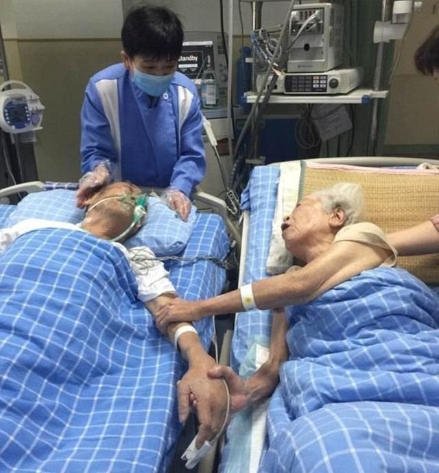A vrut să-și țină de mână soția, pentru ultima oară, înainte să moară. Ce s-a întâmplat când medicii au adus-o pe bătrâna de 95 de ani lângă el