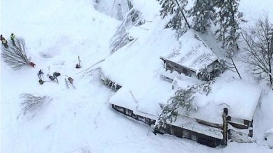 Tragedie în Italia. Salvatorii trimişi la hotelul îngropat de avalanşă: „Nu sunt semne de viață”