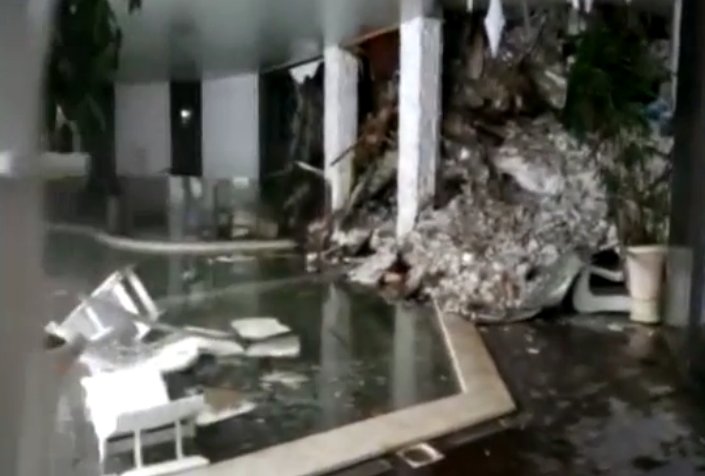 Primele imagini din interiorul hotelului lovit de avalanşă în Italia - VIDEO 