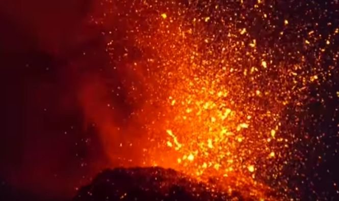Un vulcan a erupt de zeci de ori în câteva ore. Curg râuri de lavă