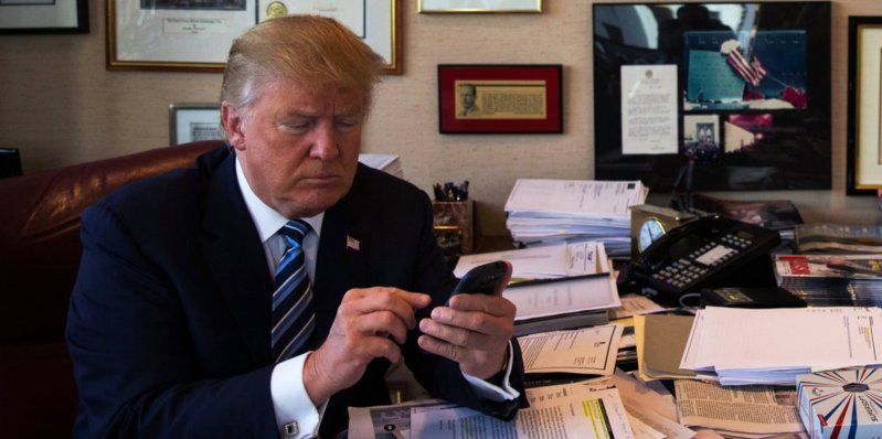 Donald Trump este obligat să renunțe la telefonul personal