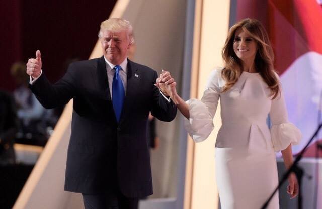 Melania Trump face furori cu ținuta din ziua învestirii și amintește de eleganța lui Jackie Kennedy