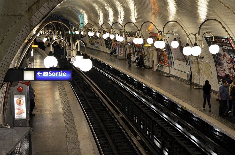 Panică la metroul din Paris. Un bărbat înarmat cu un cuţit a atacat mai mulţi pasageri
