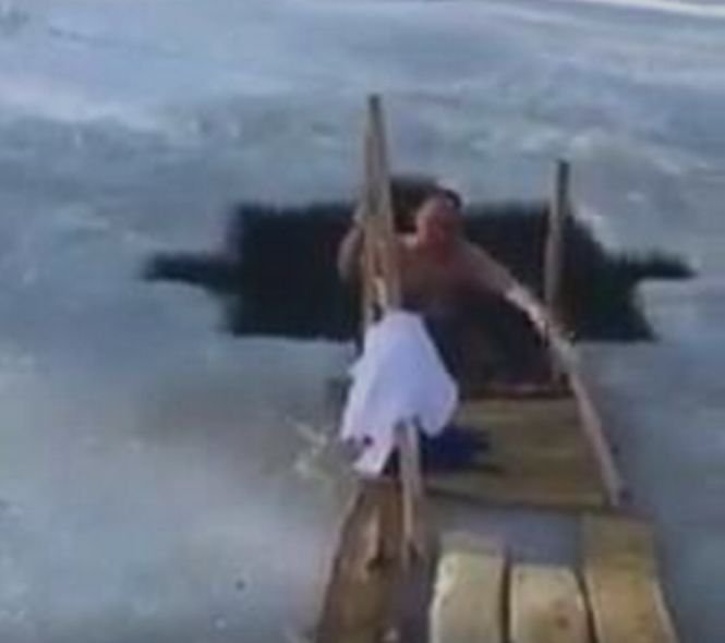 Preşedintele Republicii Moldova, Igor Dodon, a făcut baie într-un lac înghețat - VIDEO