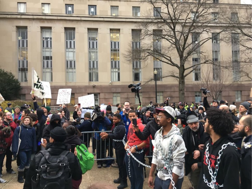 Protestatarii anti-Trump au încercat să blocheze accesul susţinătorilor preşedintelui-ales la ceremonia de învestire
