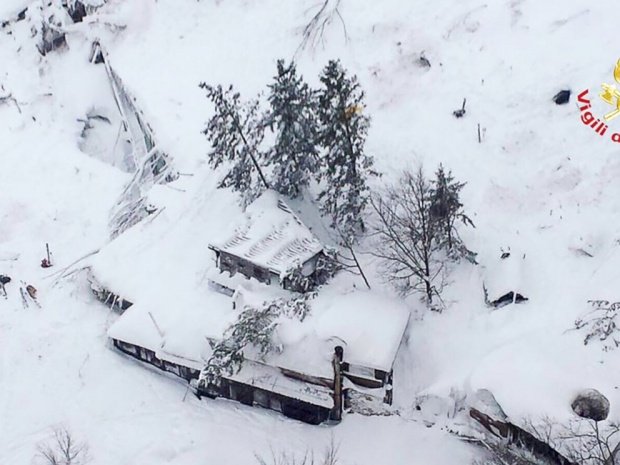 Avalanşă în Italia: Alţi patru supravieţuitori au fost extraşi de sub zăpadă şi dărâmături 