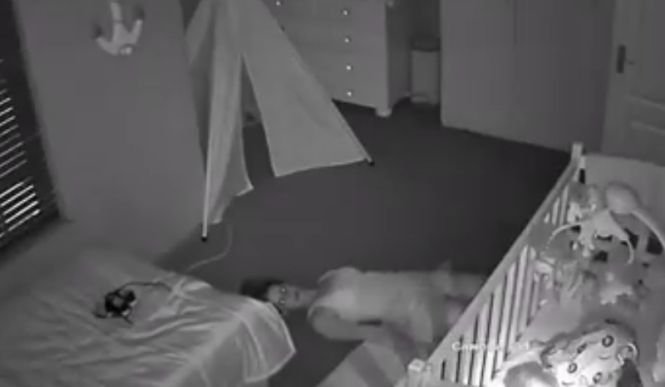 Și-a dus bebelușul la culcare, apoi s-a întins pe jos, lângă pătuț. Imaginile bizare surprinse de camera de supraveghere. Ce făcea femeia - VIDEO