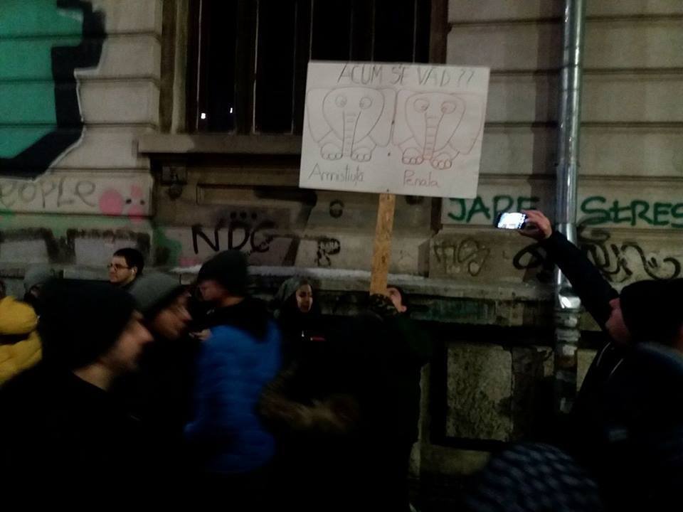 Ce cântă oamenii care protestează în București
