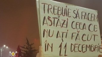 Protest în tăcere, la Arad, împotriva proiectului de grațiere. Ce mesaje au afișat arădenii pe pancarte