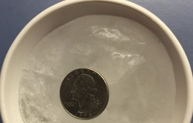 De ce e bine să pui în congelator un pahar cu apă și o monedă