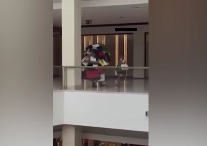 Imaginile care au isterizat Internetul! Cum a fost filmat un bărbat ieșit la cumpărături în mall cu soția lui