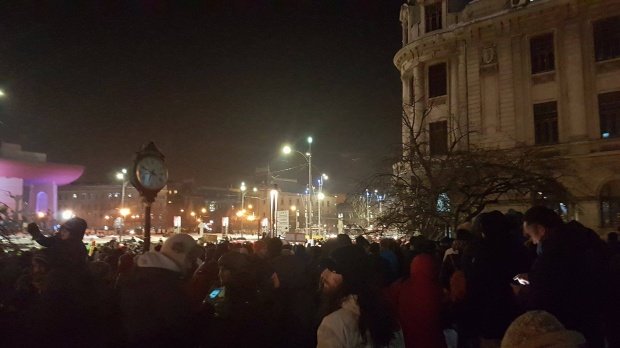 O nouă seară de proteste în Piața Universității. Oamenii s-au prins în Hora Unirii