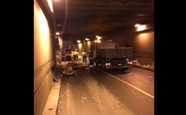 Accident grav în centrul Capitalei. Un TIR s-a răsturnat în Pasajul Unirii