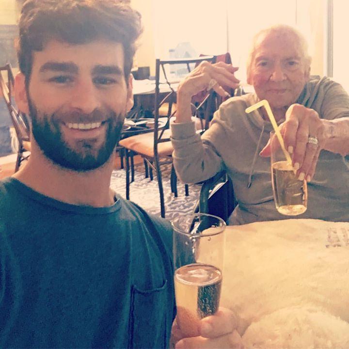 A aflat că vecina lui de 89 de ani este grav bolnavă. Ce a făcut acest tânăr. Mii de oameni, în lacrimi  430764