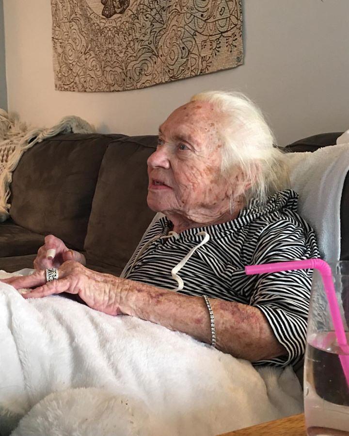 A aflat că vecina lui de 89 de ani este grav bolnavă. Ce a făcut acest tânăr. Mii de oameni, în lacrimi  430765