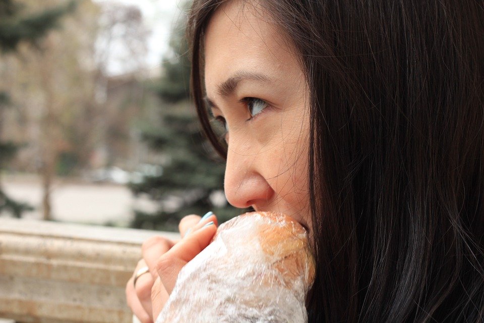 Ce se întâmplă, de fapt, dacă nu mai mănânci după șase seara și renunți la pâine?