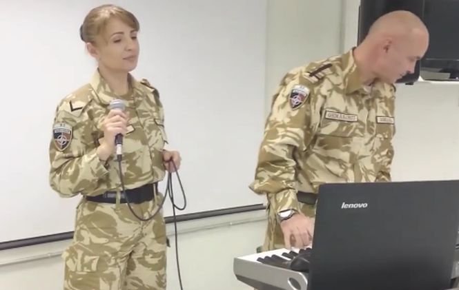 Melodia „Ce are ea?” a Deliei, interpretată de „Rechinii albi” din Afganistan - VIDEO