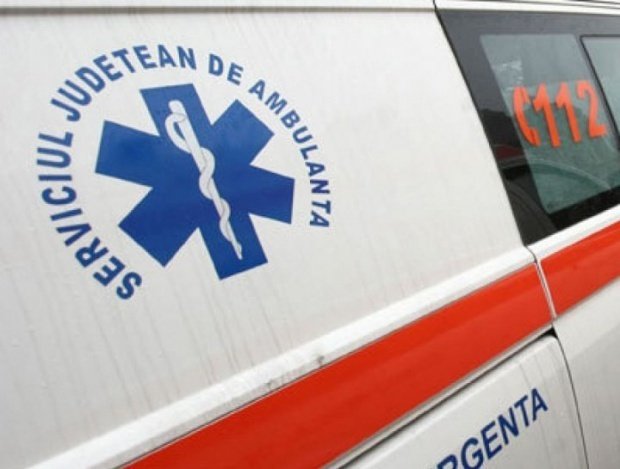 Pacientă la un pas de moarte, după ce ambulanţa care o transporta la spital a luat foc. Ce s-a întâmplat