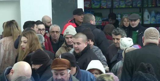 Craiovenii s-au călcat în picioare pentru 20 de lei - VIDEO